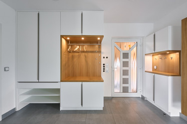 Garderobe mit integrierter Beleuchtung