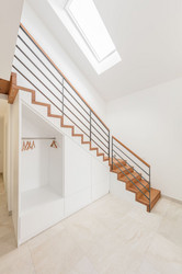 Holztreppe mit Schrank unter Treppe