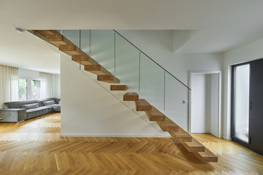 Schwebende Treppe in Kombination mit einem Glasgeländer