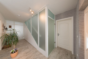Geschlossene Schranktreppe Milchglas