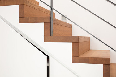 Treppenschrank mit Eichenstufen