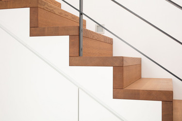 Treppenschrank mit Massivholzstufen