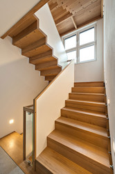 Massivholztreppe mit weißem Geländer