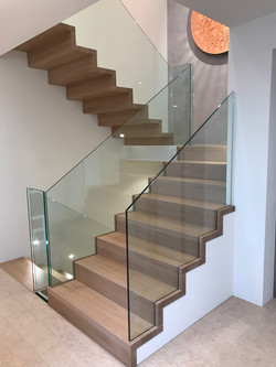 Mit Holzstufen verkleidete Betontreppe