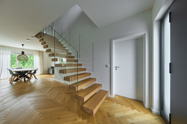 Schwebende Treppe in Kombination mit einem Glasgeländer