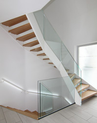 Stahltreppe weiß mit Holzstufen