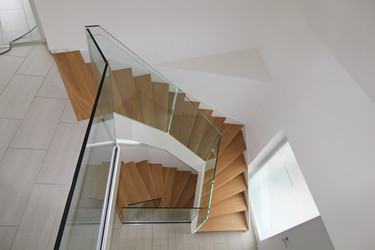 Treppenhaus mit Stahlwange und Glasgeländer