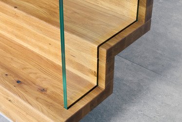 Detail einer Faltwerktreppe mit Glasgeländer