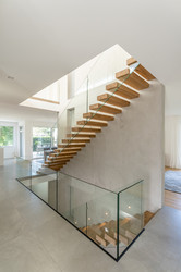 Seitenansicht einer modernen Holz-Glas-Treppe