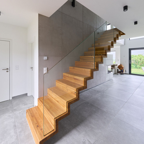 Faltwerktreppe aus massiver Eiche mit Ganzglasgeländer Faltwerktreppe aus massiver Eiche mit Ganzglasgeländer