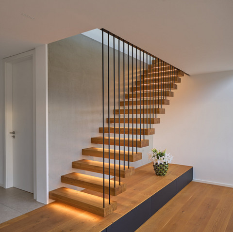 Kragarmtreppe mit Licht