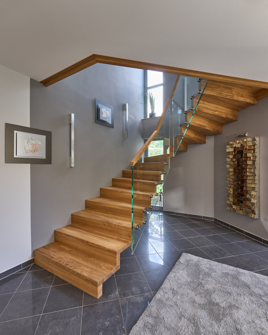 Massivholztreppe im Faltwerkstil