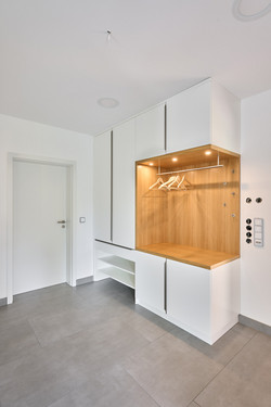 Garderobenschrank mit integrierter Beleuchtung