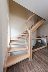 Holztreppe mit Krümmling und Glasgeländer geölte Oberfläche