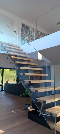 Mittelhomtreppe mit Glasgeländer