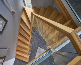 gewendelte Massivholztreppe