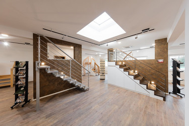 Showroom Treppe mit Treppenschrank