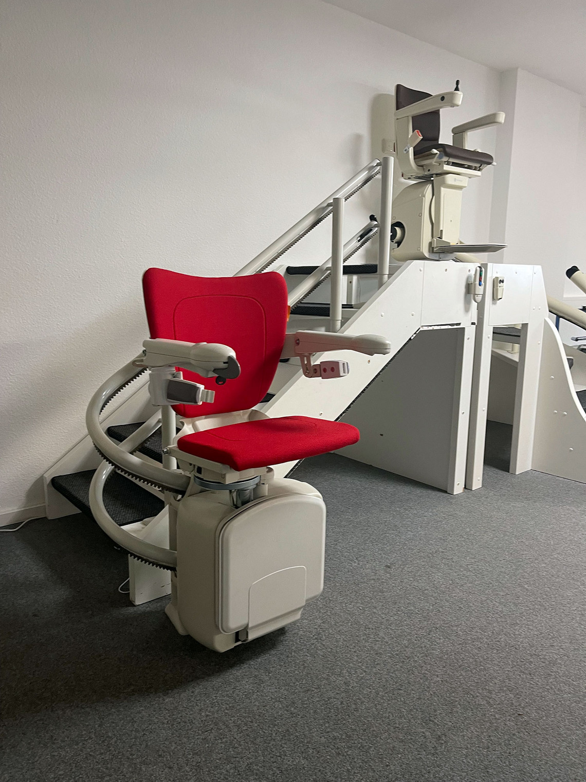 Verschiedene Treppenliftmodelle in unserer Ausstellung in Erfurt