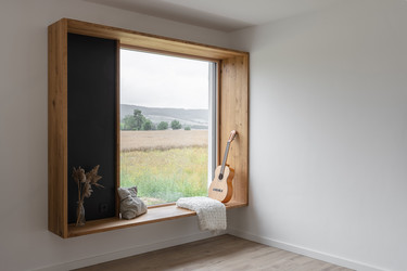 Fenster mit Sitzbank aus Holz