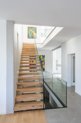 Moderne Treppe mit Holzstufen und Glasgeländer