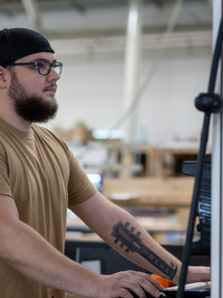 Person an einer CNC Maschine