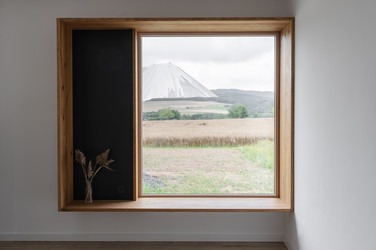 Sitzfenster mit Holzrahmen