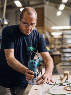 Handwerker bearbeitet Holz mit einer Maschine