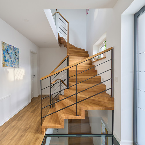 Faltwerktreppe mit Flachstahlgeländer und einem modernen Glasboden