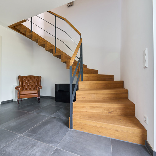Viertelgewendelte Faltwerktreppe aus Eiche mit einem Flachstahlgeländer Viertelgewendelte Faltwerktreppe aus Eiche mit einem Flachstahlgeländer