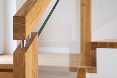 Glasgeländer mit Holzpfosten und Handlauf