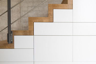 Schränke unter der Treppe
