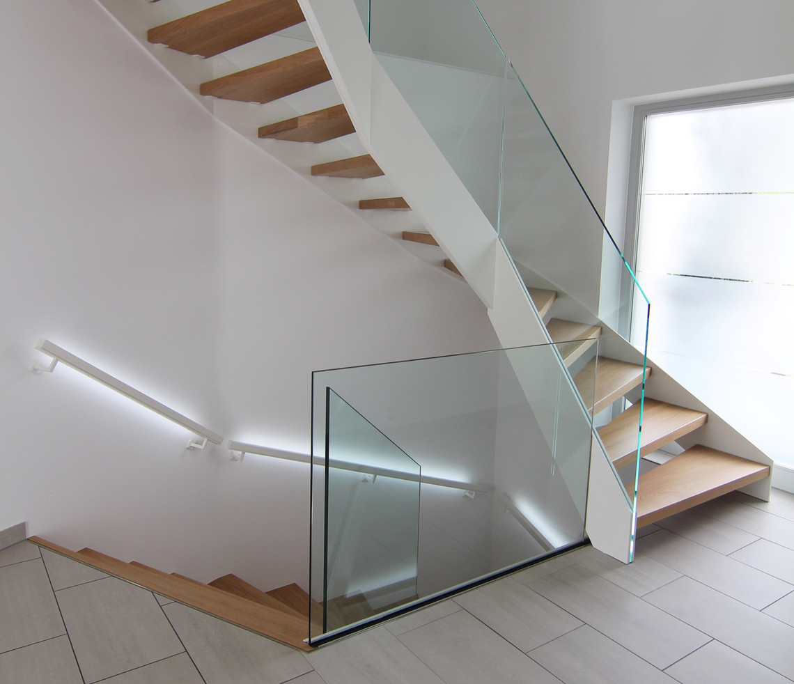 Viertelgewendelte Treppe mit Ganzglasgeländer