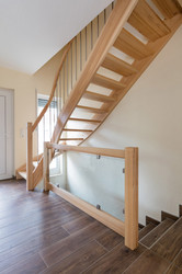 Holztreppe lackiert mit Glasgeländer