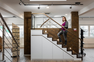 Schrank unter Treppe – Showroom