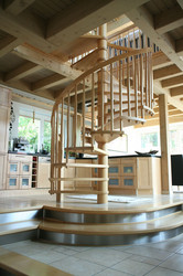 Wendeltreppe aus Massivholz Buche