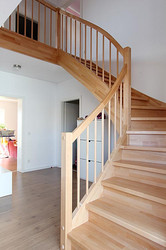 1/4 gewendelte Massivholztreppe