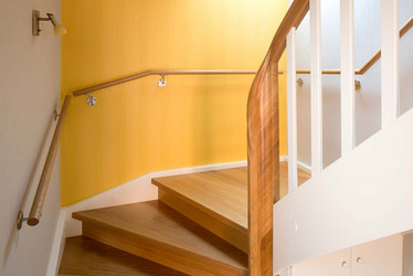 Holztreppe im Landhausstil mit weißen Wangen und Stufen aus Eiche