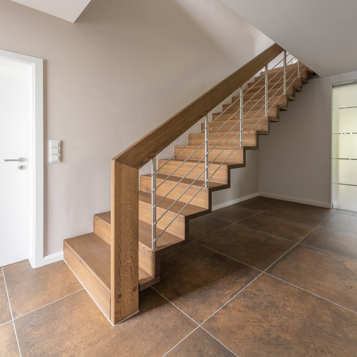 Moderne Holztreppe (Symbolbild)