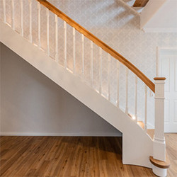 Massivholztreppe in Landhausoptik