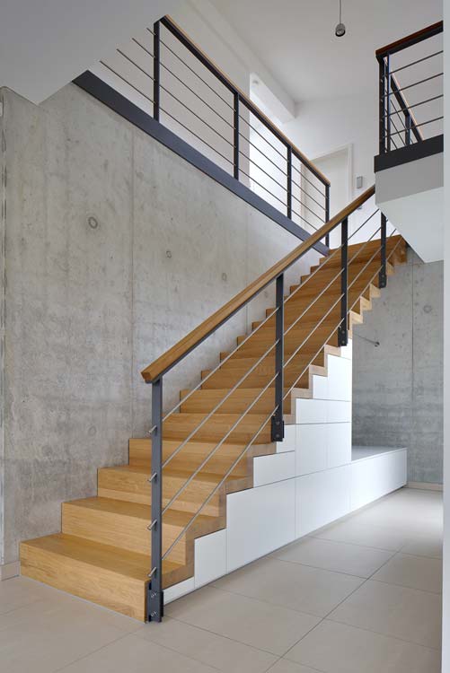 Gerade Treppe mit integriertem Treppenschrank