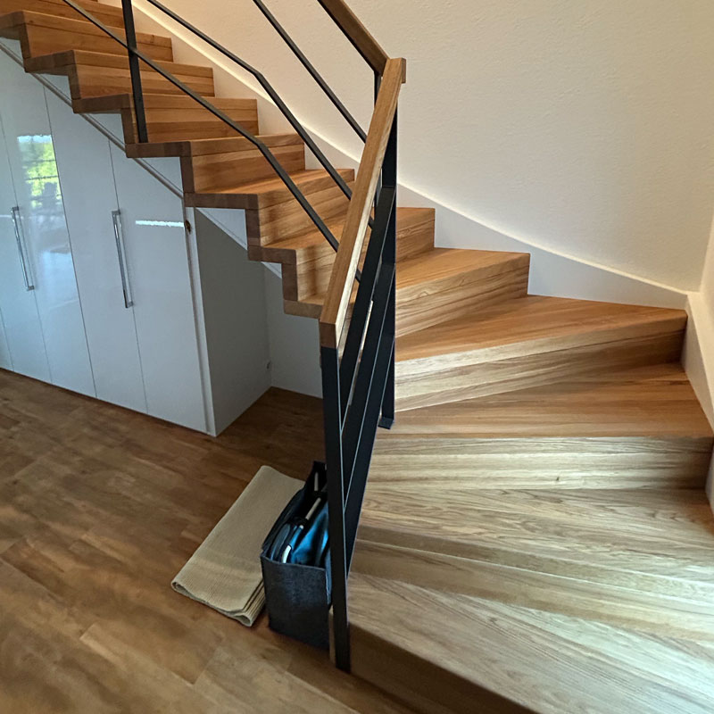Nachher: Faltwerktreppe mit integriertem Schrank