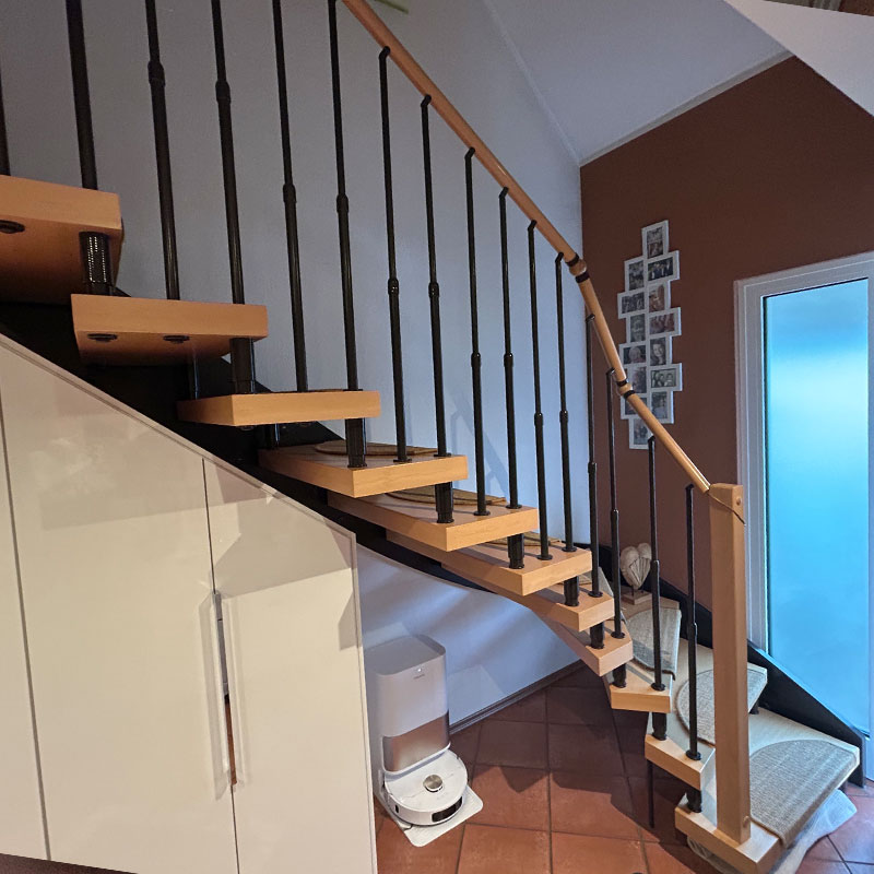 Vorher: Freistehender Schrank unter der Treppe